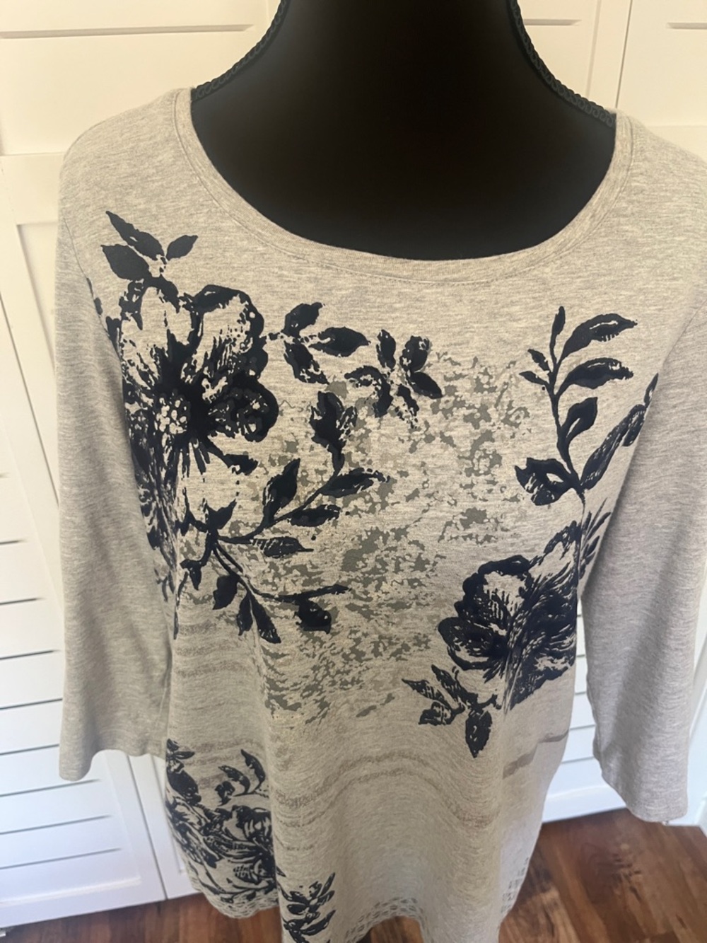 Chico's Zenergy Gray Tunic Tee Navy Floral Print P1 - Picture 3 of 15